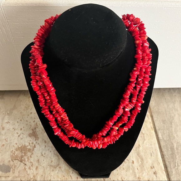 Beautiful Three Strand Red Coral Oyster Shell Chip Necklace. - Picture 3 of 5